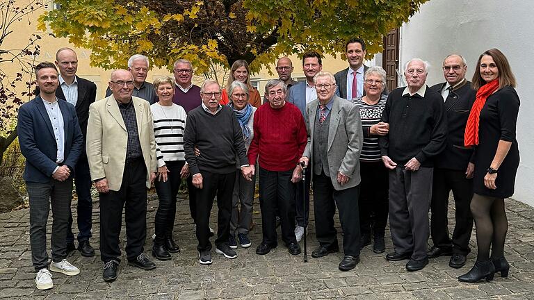 Im Bild Matthias Joachim (Vorstand Finanzen), Christoph Schmitt (Vorstand Verwaltung), Wolfgang Bauer, Josef Barth, Irene Wolz, Norbert Wegmann, Johann Bojecan, Rosi Kordmann, Karoline Ruf (2. Bürgermeisterin Gemeinde Theilheim), Helmuth Endres, Florian Hock, Erich Kordmann (Vorstandsvorsitzender), Rudolf Riegel, Björn Jungbauer (MdL), Anni Bayerl, Eduard Kühlbauch, Erhard Endres, Petra Ganz (Vorstand Sport).