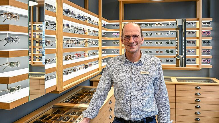 Hans Schiborr betreibt gemeinsam mit seiner Frau Katja Schiborr seit vielen Jahren das Optikergeschäft am Kürschnerhof in Würzburg. Hans Schiborr betreibt gemeinsam mit seiner Frau Katja Schiborr seit vielen Jahren das Optikergeschäft am Kürschnerhof in Würzburg. 
