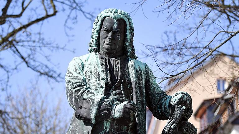 Johann Sebastian Bach - Das Denkmal von Johann Sebastian Bach vor dem Bachhaus in Eisenach. Johann Sebastian Bach - Das Denkmal von Johann Sebastian Bach vor dem Bachhaus in Eisenach.
