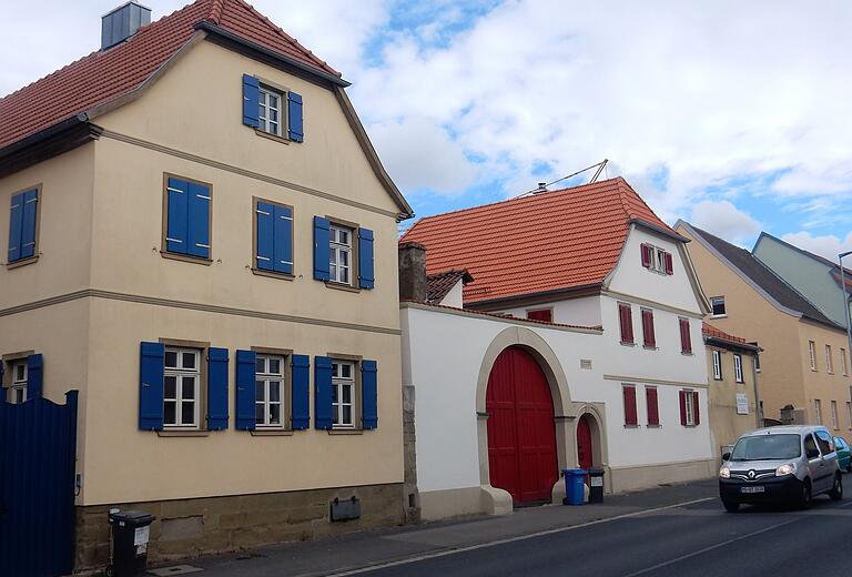 Die ehemaligen Bauernhöfe an der Hauptstraße in Oberndorf wurden für das Wohnen entdeckt.