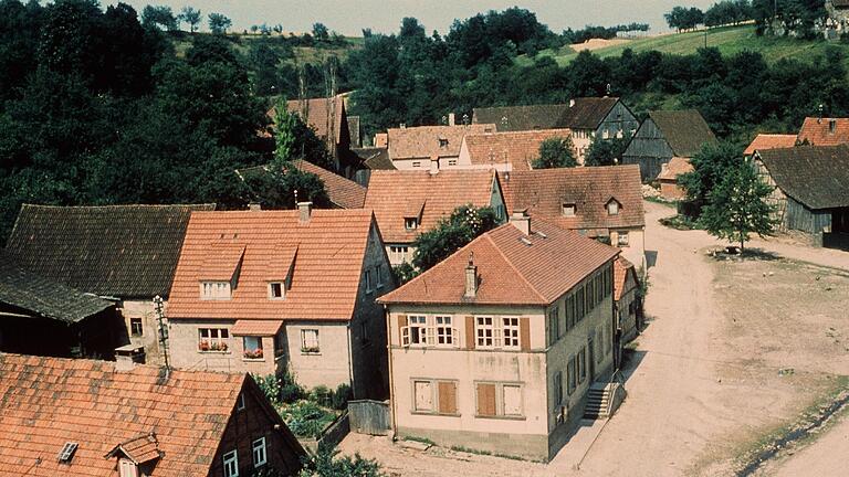 In der alten Schule in Haard hat die Gemeinde nach der Gebietsreform Sprechstunden für die Bürger abgehalten. Foto: Archiv/Ewald Kiesel       -  In der alten Schule in Haard hat die Gemeinde nach der Gebietsreform Sprechstunden für die Bürger abgehalten. Foto: Archiv/Ewald Kiesel
