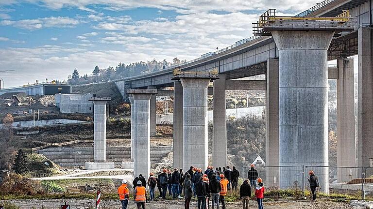 Besuch auf der Baustelle: Die neuen Brückenpfeiler der nördlichen Fahrbahn sind bereit, im Hintergrund der dunkle Eingang zum Katzenbergtunnel.