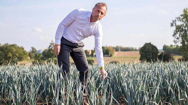 Bayerns Umweltminister Thorsten Glauber im September 2022 auf einem Acker in Unterpleichfeld (Lkr. Würzburg). Bayerns Umweltminister Thorsten Glauber im September 2022 auf einem Acker in Unterpleichfeld (Lkr. Würzburg). 