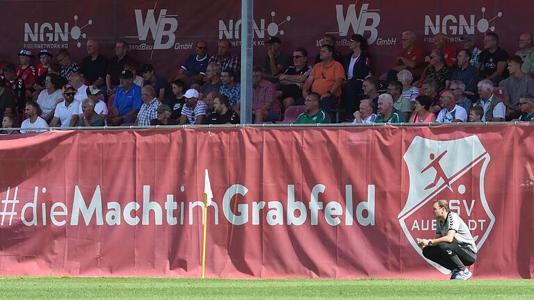  Trainer Julian Grell und die Fans des TSV Aubstadt hoffen auf einen Heimsieg gegen den FC Memmingen. Trainer Julian Grell und die Fans des TSV Aubstadt hoffen auf einen Heimsieg gegen den FC Memmingen.