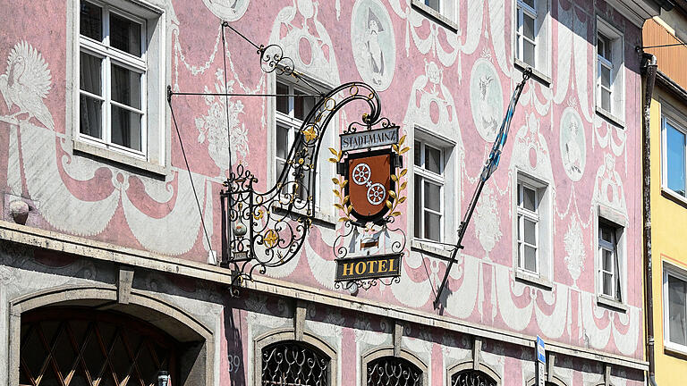 Das alteingesessene Würzburger Hotel Stadt Mainz in der Semmelstraße mit seiner schön bemalten Fassade. Das alteingesessene Würzburger Hotel Stadt Mainz in der Semmelstraße mit seiner schön bemalten Fassade.