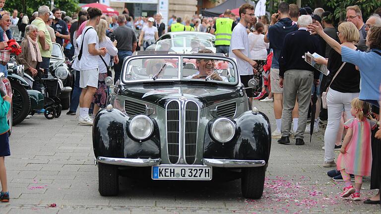 Freudig wurden die Pilotinnen und Piloten der Franken Classic in Bad Kissingen empfangen. Freudig wurden die Pilotinnen und Piloten der Franken Classic in Bad Kissingen empfangen.
