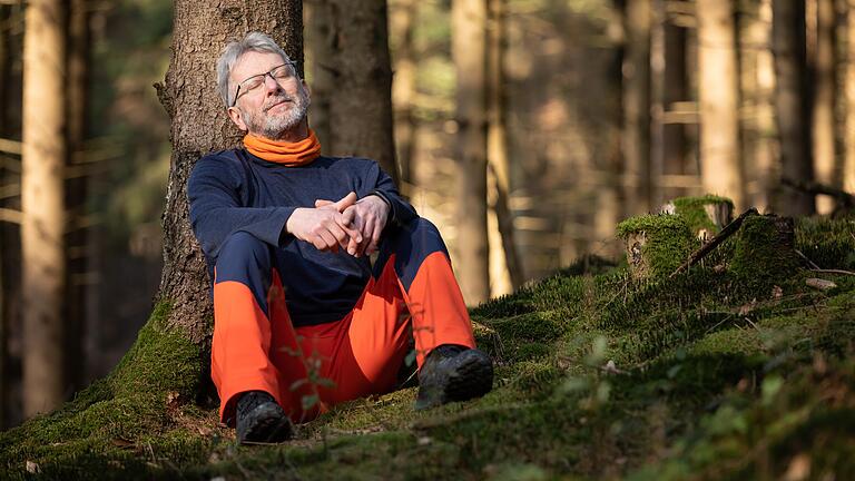 Unterwegs auf dem rund 4,5 Kilometer langen Pfad der Achtsamkeit in Stadtprozelten (Lkr. Miltenberg): An der letzten Station geht es um das innere Lächeln. Es gilt, sich bequem hinzusetzen und die Waldatmosphäre wahrzunehmen. Unterwegs auf dem rund 4,5 Kilometer langen Pfad der Achtsamkeit in Stadtprozelten (Lkr. Miltenberg): An der letzten Station geht es um das innere Lächeln. Es gilt, sich bequem hinzusetzen und die Waldatmosphäre wahrzunehmen. 
