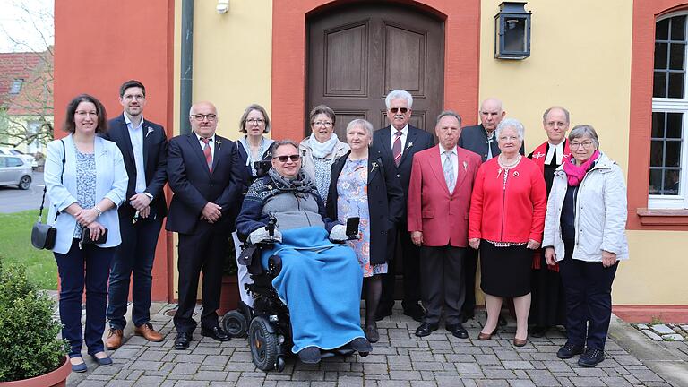 Auf 60 Jahre blickten Georg Schmidt, Ernst Tallner, Else Sperber, Günther Senft und Elvira Schäffer, auf 50 Jahre Rudolf Alt, Gerhard Maul, Margit Antor, Giesela Postler und Gudrun Metzner zurück. Ihre Silberne Konfirmation feierten Herbert Müller und Sabine Burkholz. Auf 60 Jahre blickten Georg Schmidt, Ernst Tallner, Else Sperber, Günther Senft und Elvira Schäffer, auf 50 Jahre Rudolf Alt, Gerhard Maul, Margit Antor, Giesela Postler und Gudrun Metzner zurück. Ihre Silberne Konfirmation feierten Herbert Müller und Sabine Burkholz.