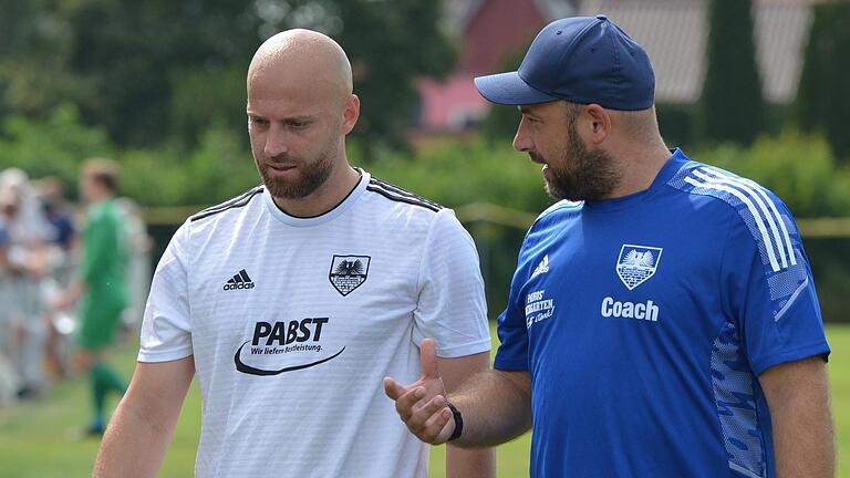 Er kehrt zurück: Stefan Riegler (rechts), Trainer des TSV Gochsheim, kann nun wieder auf die Dienste von Mirza Mekic (links) bauen. Er kehrt zurück: Stefan Riegler (rechts), Trainer des TSV Gochsheim, kann nun wieder auf die Dienste von Mirza Mekic (links) bauen. 