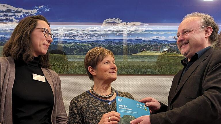 Projektleiterin und Psychologin Katharina Thümer (von links) und Doris Pokorny, bayerische Verwaltungsstellenleiterin des Biosphärenreservats Rhön, überreichen Arpad Grec, Chefarzt Psychosomatik der Hescuro Klinik Bad Bocklet, die neue Broschüre „... - Projektleiterin und Psychologin Katharina Thümer (von links) und Doris Pokorny, bayerische Verwaltungsstellenleiterin des Biosphärenreservats Rhön, überreichen Arpad Grec, Chefarzt Psychosomatik der Hescuro Klinik Bad Bocklet, die neue Broschüre „Natürlich mental gesund“. Projektleiterin und Psychologin Katharina Thümer (von links) und Doris Pokorny, bayerische Verwaltungsstellenleiterin des Biosphärenreservats Rhön, überreichen Arpad Grec, Chefarzt Psychosomatik der Hescuro Klinik Bad Bocklet, die neue Broschüre „... - Projektleiterin und Psychologin Katharina Thümer (von links) und Doris Pokorny, bayerische Verwaltungsstellenleiterin des Biosphärenreservats Rhön, überreichen Arpad Grec, Chefarzt Psychosomatik der Hescuro Klinik Bad Bocklet, die neue Broschüre „Natürlich mental gesund“.