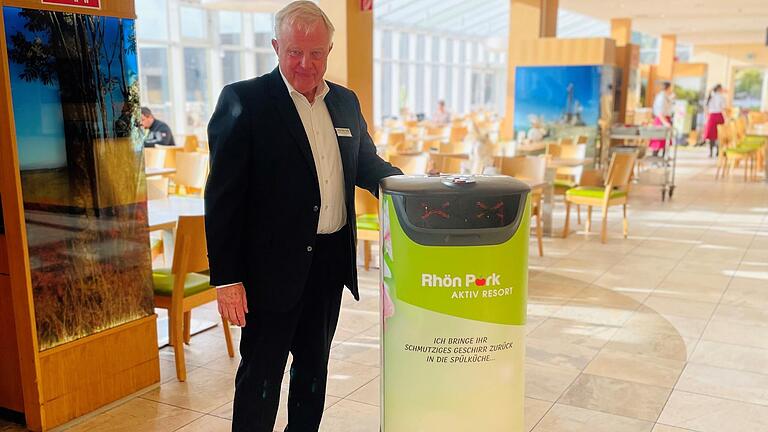 Hoteldirektor Ben Baars ist froh über die neuen Helfer im Service und spricht von einer echten Arbeitserleichterung. Hoteldirektor Ben Baars ist froh über die neuen Helfer im Service und spricht von einer echten Arbeitserleichterung.