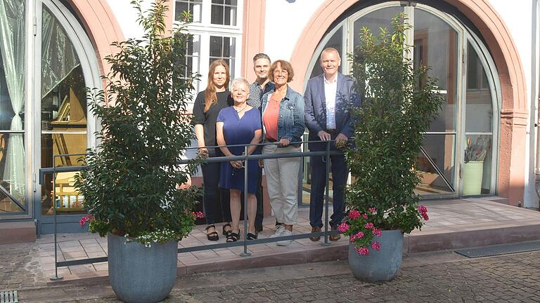 Über eine neue Rampe im Innenhof des Franck-Hauses freuen sich (von links) Architektin Silja Wiener, Seniorenbeauftragte Andrea Dürr, Behindertenbeauftragter Lars Beutner, Projektkoordinatorin Jutta Neckermann und Erster Bürgermeister Thomas Stamm. Über eine neue Rampe im Innenhof des Franck-Hauses freuen sich (von links) Architektin Silja Wiener, Seniorenbeauftragte Andrea Dürr, Behindertenbeauftragter Lars Beutner, Projektkoordinatorin Jutta Neckermann und Erster Bürgermeister Thomas Stamm.