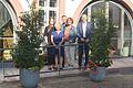 Über eine neue Rampe im Innenhof des Franck-Hauses freuen sich (von links) Architektin Silja Wiener, Seniorenbeauftragte Andrea Dürr, Behindertenbeauftragter Lars Beutner, Projektkoordinatorin Jutta Neckermann und Erster Bürgermeister Thomas Stamm.