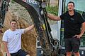 Patrick Schwab (rechts) und sein erster Lehrling Sam Hedicke, der ab September die Ausbildung zum Maurer- und Betonbauer beginnt, stehen auf einer Baustelle in Segnitz.