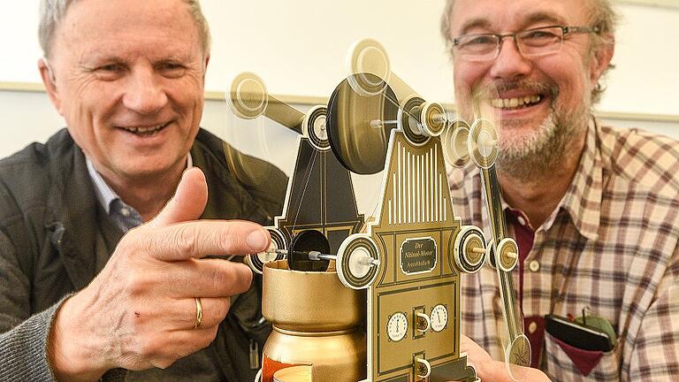 Da bewegt sich was: Klaus Hünig (links) und Horst Wagner mit ihrem selbst entwickelten Modell, das von einem Nitinol-Motor angetrieben wird. Hobbyforscher können es nachbauen. Da bewegt sich was: Klaus Hünig (links) und Horst Wagner mit ihrem selbst entwickelten Modell, das von einem Nitinol-Motor angetrieben wird. Hobbyforscher können es nachbauen.