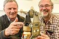 Da bewegt sich was: Klaus Hünig (links) und Horst Wagner mit ihrem selbst entwickelten Modell, das von einem Nitinol-Motor angetrieben wird. Hobbyforscher können es nachbauen.