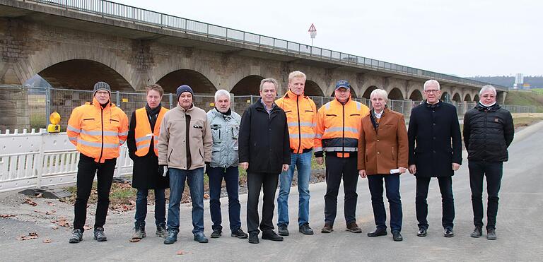 Die Haßfurter Mainflutbrücke wird saniert. Die Bauarbeiten, für die rund drei Jahre veranschlagt sind, wurden am Freitag im Rahmen eines Pressetermins vorgestellt von (von links): Joachim Dietz (Abteilungsleiter Konstruktiver Ingenieurbau, Staatliches Bauamt Schweinfurt), Hans-Christian Kattwinkel (Geschäftsführer Schachtbau Nordhausen Bau), Bernd Janik (Naturschutzbehörde, Landratsamt Haßberge), Jürgen Allmrodt, Manfred Klamt (beide Planungsbüro Hochreither Vorndran Ingenieurgesellschaft mbH), Andreas Keck (Staatliches Bauamt Schweinfurt), Bernd Steudel (Schachtbau Nordhausen Bau), Manfred Rott (Abteilungsleiter Landkreis Haßberge, Staatliches Bauamt Schweinfurt), Bürgermeister Günther Werner und Stephan Schnös (Stadt Haßfurt). Die Haßfurter Mainflutbrücke wird saniert. Die Bauarbeiten, für die rund drei Jahre veranschlagt sind, wurden am Freitag im Rahmen eines Pressetermins vorgestellt von (von links): Joachim Dietz (Abteilungsleiter Konstruktiver Ingenieurbau, Staatliches Bauamt Schweinfurt), Hans-Christian Kattwinkel (Geschäftsführer Schachtbau Nordhausen Bau), Bernd Janik (Naturschutzbehörde, Landratsamt Haßberge), Jürgen Allmrodt, Manfred Klamt (beide Planungsbüro Hochreither Vorndran Ingenieurgesellschaft mbH), Andreas Keck (Staatliches Bauamt Schweinfurt), Bernd Steudel (Schachtbau Nordhausen Bau), Manfred Rott (Abteilungsleiter Landkreis Haßberge, Staatliches Bauamt Schweinfurt), Bürgermeister Günther Werner und Stephan Schnös (Stadt Haßfurt).