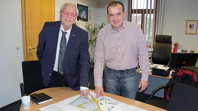 Der Würzburger Stadtrat und Fraktionsvorsitzende der Freien Wähler, Josef Hofmann (links), und Bürgermeister Alois Fischer aus Unterpleichfeld haben Großes vor. Sie wollen den öffentlichen Nahverkehr stärken und favorisieren ein Parkhaus im Unterpleichfelder Gewerbegebiet. Der Würzburger Stadtrat und Fraktionsvorsitzende der Freien Wähler, Josef Hofmann (links), und Bürgermeister Alois Fischer aus Unterpleichfeld haben Großes vor. Sie wollen den öffentlichen Nahverkehr stärken und favorisieren ein Parkhaus im Unterpleichfelder Gewerbegebiet.