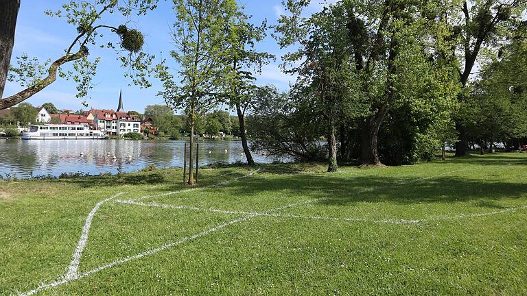 Damit sich die Fraktionen ein Bild vor Ort machen konnten, hatte das Planungsbüro arc.grün die fraglichen stehenden Wege, Spiel- und Erholungsflächen an der Mainlände markiert und erklärt. In der jüngsten Sitzung haben CSU und SPD nun mehrheitlich beschlossen, dass alle markierten Flächen bebaut werden. Damit sich die Fraktionen ein Bild vor Ort machen konnten, hatte das Planungsbüro arc.grün die fraglichen stehenden Wege, Spiel- und Erholungsflächen an der Mainlände markiert und erklärt. In der jüngsten Sitzung haben CSU und SPD nun mehrheitlich beschlossen, dass alle markierten Flächen bebaut werden.