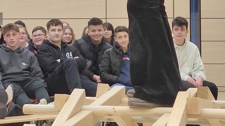Zimmermann Richard Betz erzählt mit dem Theaterstück 'Hand und Werk' seinen Werdegang zur Berufsorientierung in der Mittelschule. Beim Richtspruch für die nebenbei aufgebaute Da-Vinci-Brücke wird das Glas ... doch nicht auf den Boden geschmettert. Zimmermann Richard Betz erzählt mit dem Theaterstück 'Hand und Werk' seinen Werdegang zur Berufsorientierung in der Mittelschule. Beim Richtspruch für die nebenbei aufgebaute Da-Vinci-Brücke wird das Glas ... doch nicht auf den Boden geschmettert.