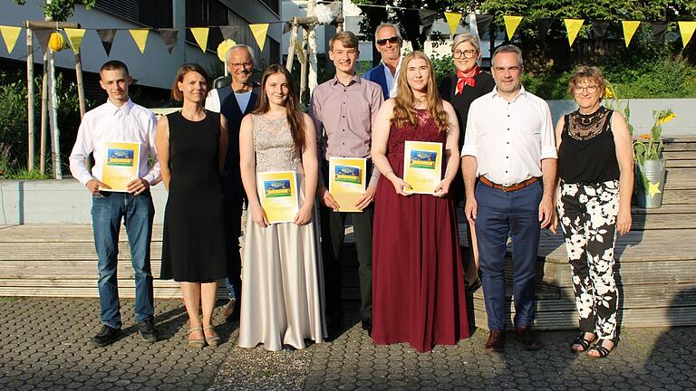 Besonders ausgezeichnet wurden die jeweils Klassenbesten. Des Weiteren wurde ein Sozialpreis für besonderes Engagement vergeben. Von links: David Seeber, Ulrike Welthe, Rektor Achim Libischer, Annalena Ment, Adrian Scharfenberger, Manuel Schmidt, Lena Mauer (Sozialpreis), Julia Götz (Sparkasse Bad Neustadt), Bürgermeister Michael Schnupp und Ute Hofmann. Besonders ausgezeichnet wurden die jeweils Klassenbesten. Des Weiteren wurde ein Sozialpreis für besonderes Engagement vergeben. Von links: David Seeber, Ulrike Welthe, Rektor Achim Libischer, Annalena Ment, Adrian Scharfenberger, Manuel Schmidt, Lena Mauer (Sozialpreis), Julia Götz (Sparkasse Bad Neustadt), Bürgermeister Michael Schnupp und Ute Hofmann.