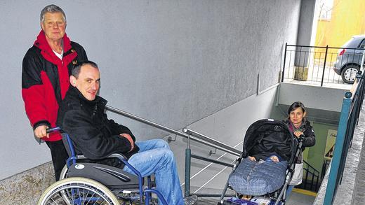 Hindernis Treppe: In Haßfurt gibt es immer noch viele Barrieren baulicher Art, wie in der Tiefgarage, die von Rollstuhlfahrern nicht genutzt werden können und für Eltern mit Kinderwagen ein Problem darstellen. Unser Bild zeigt (von links) Manfred Finster, Stephan Schneider, der seine Heimatstadt bei der Aktion &bdquo;Barrierefreies Haßfurt&ldquo; vom Rollstuhl aus betrachtete, sowie Miriam Krause mit ihrem Sohn Ben im Kinderwagen.