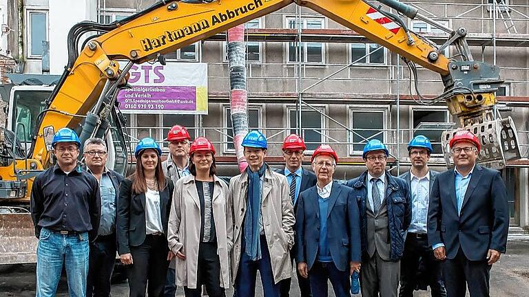 Startschuss zum Abriss des Krönlein-Karrees: Von links Torsten Beck, Projektleiter Klaus Marder, Carolin Glöckle, Matthias Lambers, Stefanie Riedel, OB Sebastian Remelé, Liegenschaftsleiter Hans Schnabel, Architekt Peter Ropertz, Baureferent Ralf Brettin, Stefan Funk, Karl-Heinz Rüth. Startschuss zum Abriss des Krönlein-Karrees: Von links Torsten Beck, Projektleiter Klaus Marder, Carolin Glöckle, Matthias Lambers, Stefanie Riedel, OB Sebastian Remelé, Liegenschaftsleiter Hans Schnabel, Architekt Peter Ropertz, Baureferent Ralf Brettin, Stefan Funk, Karl-Heinz Rüth.