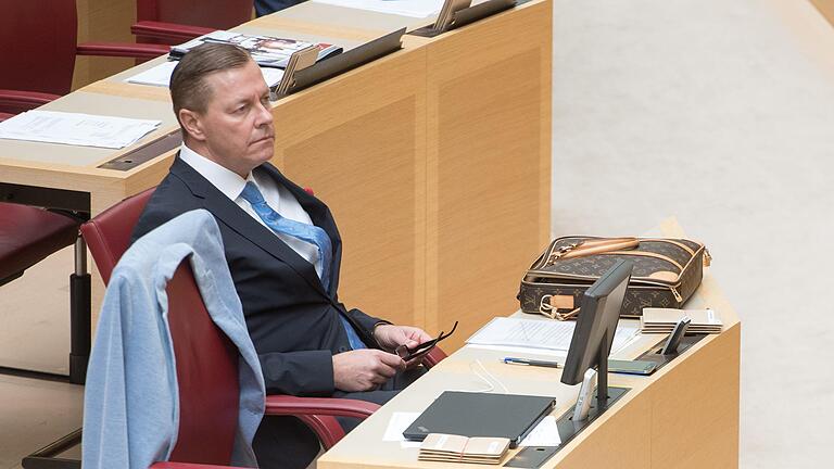 Alle stehen, einer bleibt sitzen: Der AfD-Abgeordnete Ralph Müller (Mitte hinten) wollte sich während einer Gedenkminute für den ermordeten CDU-Regierungspräsidenten Walter Lübcke im Bayerischen Landtag nicht von seinem Stuhl erheben. Alle stehen, einer bleibt sitzen: Der AfD-Abgeordnete Ralph Müller (Mitte hinten) wollte sich während einer Gedenkminute für den ermordeten CDU-Regierungspräsidenten Walter Lübcke im Bayerischen Landtag nicht von seinem Stuhl erheben.