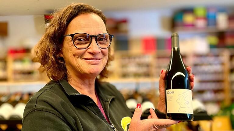 Micou Straub, Chefin von 'Leo – Delikatessen und Wein' in Bad Neustadt, drückt bei der Europameisterschaft ihrem Heimatland Frankreich die Daumen. In der Hand hält sie einen französischen Wein vom Weingut ihrer Nichte. Micou Straub, Chefin von 'Leo – Delikatessen und Wein' in Bad Neustadt, drückt bei der Europameisterschaft ihrem Heimatland Frankreich die Daumen. In der Hand hält sie einen französischen Wein vom Weingut ihrer Nichte.