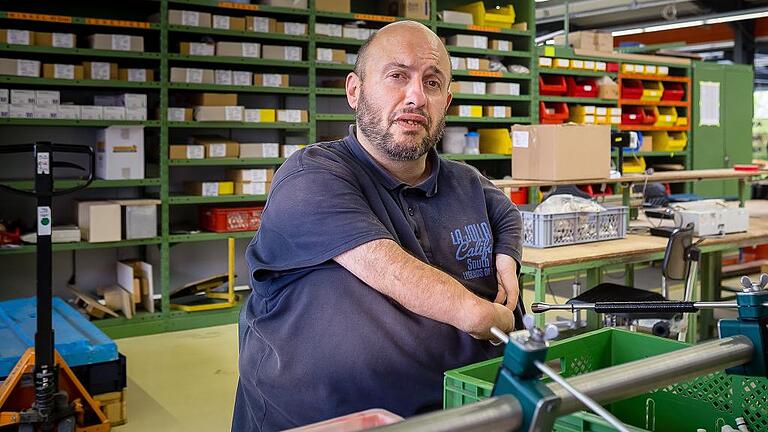 In den 25 Jahren, die Thomas Falk schon in der Werkstatt der Lebenshilfe Sennfeld arbeitet, hat er schon einiges erlebt. Die Arbeit dort gefällt ihm nach wie vor. In den 25 Jahren, die Thomas Falk schon in der Werkstatt der Lebenshilfe Sennfeld arbeitet, hat er schon einiges erlebt. Die Arbeit dort gefällt ihm nach wie vor.