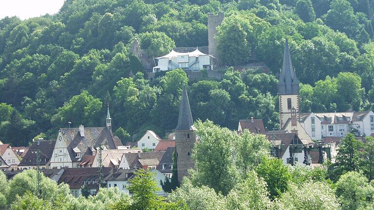 Die Burg thront über der Stadt und ist Heimat der Scherenburgfestspiele. Die Burg thront über der Stadt und ist Heimat der Scherenburgfestspiele.