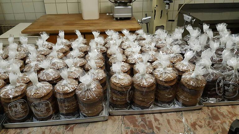 Jedes Jahr stellte das Café Mees seine berühmten Lebkuchen her. Das Rezept stammt vom Gründer Johann Mees. Jedes Jahr stellte das Café Mees seine berühmten Lebkuchen her. Das Rezept stammt vom Gründer Johann Mees.