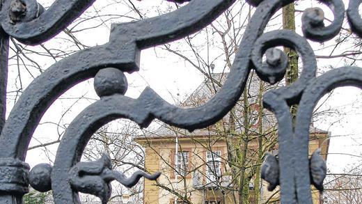 Bewegte Geschichte: Hinter Schmiedeeisen und einer Steinmauer befindet sich das Gelchsheimer Schloss. Die ehemalige Veste wurde im Bauernkrieg zerstört, wieder aufgebaut und Anfang des 20. Jahrhunderts zu einem herrschaftlichen Landhaus umgebaut. Heute hat Rainer Graf seine Fachklinik für Naturheilmedizin im Schloss.