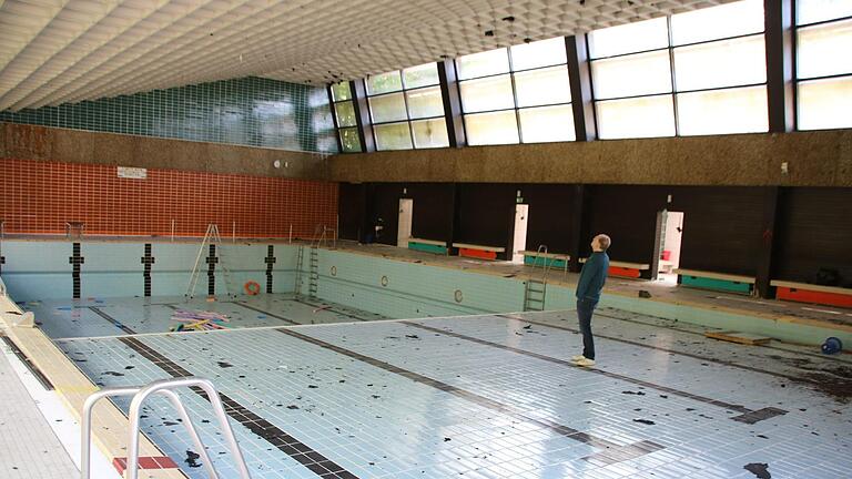 Seit nunmehr achteinhalb Jahren ist das Münnerstädter Hallenbad geschlossen. Bei einer Sitzung des Stadtrats am 13. Dezember soll die Entscheidung fallen, ob es abgerissen oder generalsaniert wird. Thomas Malz - Seit nunmehr achteinhalb Jahren ist das Münnerstädter Hallenbad geschlossen. Bei einer Sitzung des Stadtrats am 13. Dezember soll die Entscheidung fallen, ob es abgerissen oder generalsaniert wird. Thomas Malz Seit nunmehr achteinhalb Jahren ist das Münnerstädter Hallenbad geschlossen. Bei einer Sitzung des Stadtrats am 13. Dezember soll die Entscheidung fallen, ob es abgerissen oder generalsaniert wird. Thomas Malz - Seit nunmehr achteinhalb Jahren ist das Münnerstädter Hallenbad geschlossen. Bei einer Sitzung des Stadtrats am 13. Dezember soll die Entscheidung fallen, ob es abgerissen oder generalsaniert wird. Thomas Malz