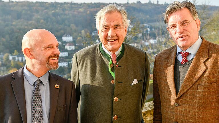 20 Jahre nach dem Startschuss für das PEFC-Siegel in Würzburg trafen sich Forstexperten aus aller Welt erneut in der Domstadt. Mit dabei waren (von links): Ben Grunenberg (CEO PEFC International), Marian Freiherr von Gravenreuth (ehemals Vorsitzender des Waldbesitzerverbandes in Bayern und einer der Gründungsväter von PEFC) und Andreas W. Bitter (Vorsitzender PEFC Deutschland). 20 Jahre nach dem Startschuss für das PEFC-Siegel in Würzburg trafen sich Forstexperten aus aller Welt erneut in der Domstadt. Mit dabei waren (von links): Ben Grunenberg (CEO PEFC International), Marian Freiherr von Gravenreuth (ehemals Vorsitzender des Waldbesitzerverbandes in Bayern und einer der Gründungsväter von PEFC) und Andreas W. Bitter (Vorsitzender PEFC Deutschland).