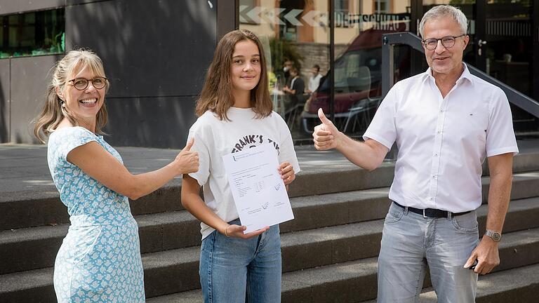 Das Foto zeigt die erfolgreiche Schülerin Monica Blemovici mit ihrer Italienisch-Lehrkraft OStRin Ulrike von Rhein (links) und dem Schulleiter, OStD Michael Schmitt (rechts).