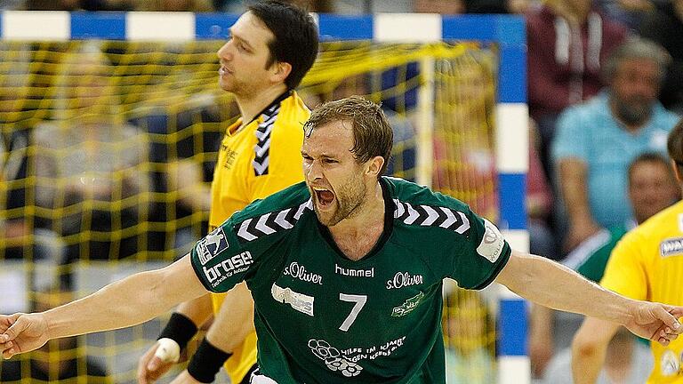 DKB 2. Handball-Bundesliga, HSC 2000 Coburg - DJK Rimpar Wölfe - Fast genau zwei Jahre ist es her, dass dieses Bild entstand: Am 6. Dezember 2015 kamen die Zweitliga-Handballer der DJK Rimpar Wölfe um ihren Kapitän Stefan Schmitt (im Bild) im Hinspiel des Frankenderbys in der HUK-Coburg Arena zu einem 22:22. DKB 2. Handball-Bundesliga, HSC 2000 Coburg - DJK Rimpar Wölfe - Fast genau zwei Jahre ist es her, dass dieses Bild entstand: Am 6. Dezember 2015 kamen die Zweitliga-Handballer der DJK Rimpar Wölfe um ihren Kapitän Stefan Schmitt (im Bild) im Hinspiel des Frankenderbys in der HUK-Coburg Arena zu einem 22:22.