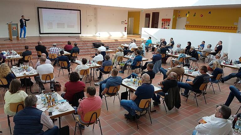Über 70 Teilnehmer aus den Kommunen der Streutalallianz informierten sich in der Grundschule Ostheim unter anderem über öffentliches Baurecht, um das Streutal auch in Zukunft lebenswert zu gestalten. Über 70 Teilnehmer aus den Kommunen der Streutalallianz informierten sich in der Grundschule Ostheim unter anderem über öffentliches Baurecht, um das Streutal auch in Zukunft lebenswert zu gestalten.