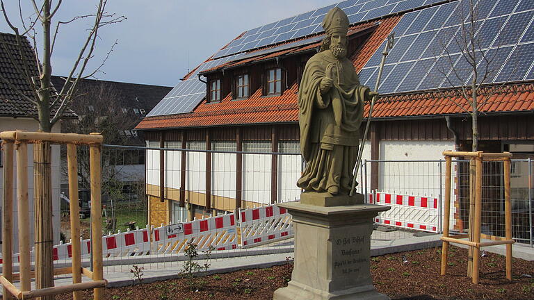 Nun kann das Denkmal des Kirchenpatrons Sankt Bonifatius wieder vom Dorfplatz aus über das Dorf wachen.