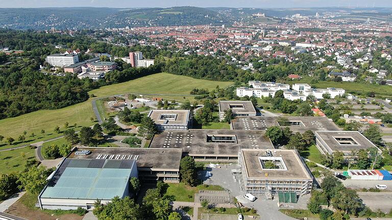 Das Philosophiegebäude der Uni Würzburg in einer Drohnenaufnahme vom September 2021. Gut zu erkennen die vier quadratischen Bürotrakte, sie werden energetisch saniert. Das Philosophiegebäude der Uni Würzburg in einer Drohnenaufnahme vom September 2021. Gut zu erkennen die vier quadratischen Bürotrakte, sie werden energetisch saniert.