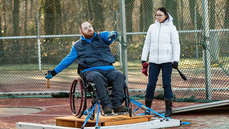 Florian Büttner beim Keulenwurf-Training auf dem Sportplatz der TG Würzburg mit seiner Mutter Jutta. Florian Büttner beim Keulenwurf-Training auf dem Sportplatz der TG Würzburg mit seiner Mutter Jutta.