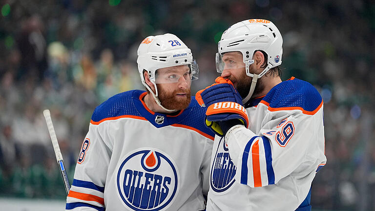 Dallas Stars - Edmonton Oilers.jpeg       -  Flügelstürmer Connor Brown und Center Leon Draisaitl (rechts)  unterhalten sich auf dem Eis. Die Edmonton Oilers stehen im Finale um den Stanley Cup und treffen ab Samstag auf die Florida Panthers.