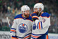 Dallas Stars - Edmonton Oilers.jpeg       -  Flügelstürmer Connor Brown und Center Leon Draisaitl (rechts)  unterhalten sich auf dem Eis. Die Edmonton Oilers stehen im Finale um den Stanley Cup und treffen ab Samstag auf die Florida Panthers.