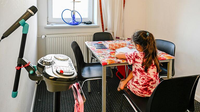 Tochter Kia besucht die dritte Klasse in Ochsenfurt und erledigt an diesem Esstisch ihre Hausaufgaben. Tochter Kia besucht die dritte Klasse in Ochsenfurt und erledigt an diesem Esstisch ihre Hausaufgaben.