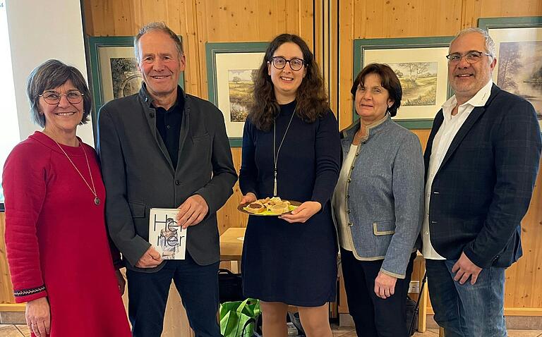 Haselnus-Bauer und Autor Fritz Stiegler las aus seinem Buch 'Heiner' und präsentierte Kostproben aus seinem Haselnuss-Hof (von links): Direktorin Klaudia Schwarz vom AELF, Fritz Stiegler, stellvertretende BfL-Bezirksvorsitzende Marina Eltschka, stellvertretende VfL-Landesvorsitzende Christine Wutz und VfL-Bezirksvorsitzender Matthias Ruß. Haselnus-Bauer und Autor Fritz Stiegler las aus seinem Buch 'Heiner' und präsentierte Kostproben aus seinem Haselnuss-Hof (von links): Direktorin Klaudia Schwarz vom AELF, Fritz Stiegler, stellvertretende BfL-Bezirksvorsitzende Marina Eltschka, stellvertretende VfL-Landesvorsitzende Christine Wutz und VfL-Bezirksvorsitzender Matthias Ruß.