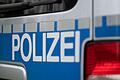 Symbolbild Polizeiauto       -  Raubüberfall in Ansbach: Bewaffnete bedrohten Angestellte und entkamen mit Bargeld.