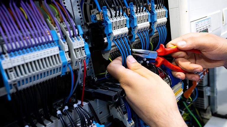 Elektriker bei der Arbeit       -  Es pendeln mehr Menschen nach Bayern zum Arbeiten als sie aus Bayern woandershin zur Arbeit fahren.