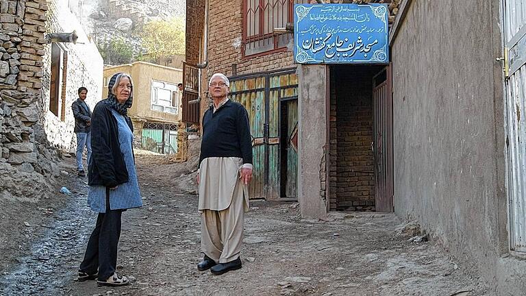 In einem Vorort von Kabul: Anna-Maria und Peter Schwittek vor der Moschee, in der der Unterricht stattfindet. In einem Vorort von Kabul: Anna-Maria und Peter Schwittek vor der Moschee, in der der Unterricht stattfindet.