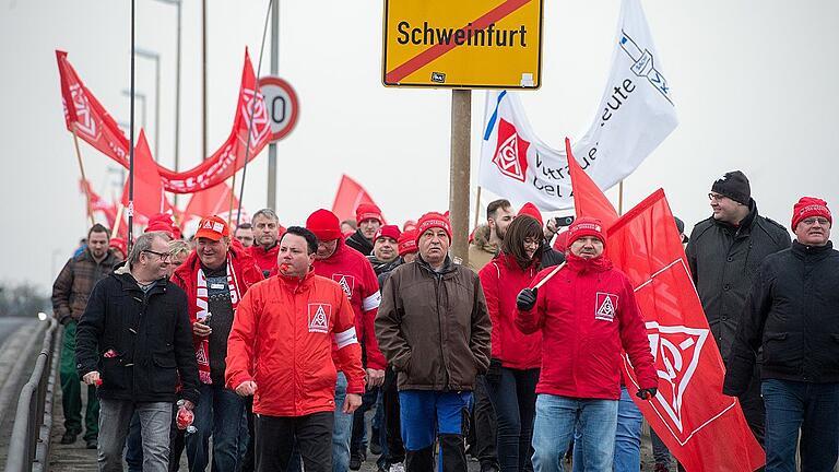 Warnstreiks in der bayerischen Metall- und Elektroindustrie       -  Vor einer Woche gingen in Schweinfurt etwa 4000 Metallarbeiter auf die Straße. An diesem Dienstag sollen es mindestens genauso viele sein.