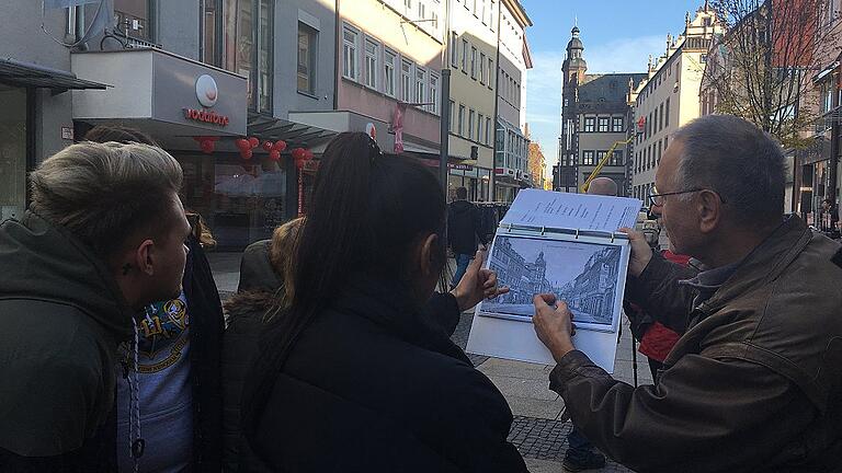 Klaus Hofmann zeigt Schülern des Bayernkollegs, wie es in Schweinfurt zur Zeit des Pogroms aussah. Klaus Hofmann zeigt Schülern des Bayernkollegs, wie es in Schweinfurt zur Zeit des Pogroms aussah.